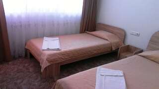 Отель Blyan Family Hotel Чифлик Двухместный номер с 1 кроватью и балконом (для 2 взрослых и 1 ребенка)-4